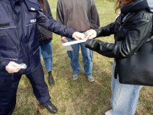 Studenci dowiedzieli się, że ślady biologiczne muszą być zabezpieczone w papierowych opakowaniach przepuszczających powietrze